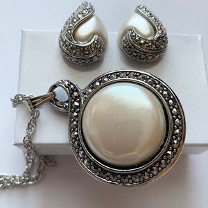 Avon - 1993 set - Elegant Pendant Necklace with matching earrings